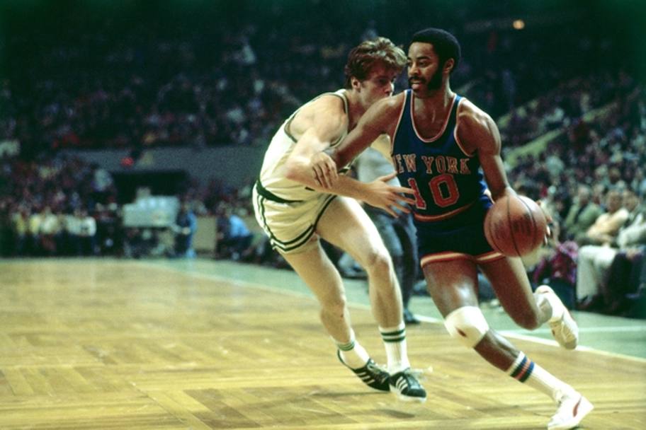 Scelto dai New York Knicks al primo giro del draft 1968, ne divenne il giocatore leader e port la squadra alla conquista dei titoli NBA nel 1970 e 1973. Qui contro i Boston Celtics nel &#39;73, (Getty Images)